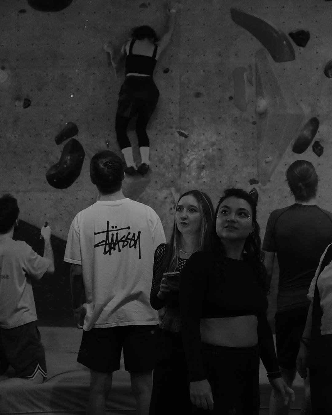 Участники climbing rave RAS общаются после скалолазания на скалодроме Limestone в Москве