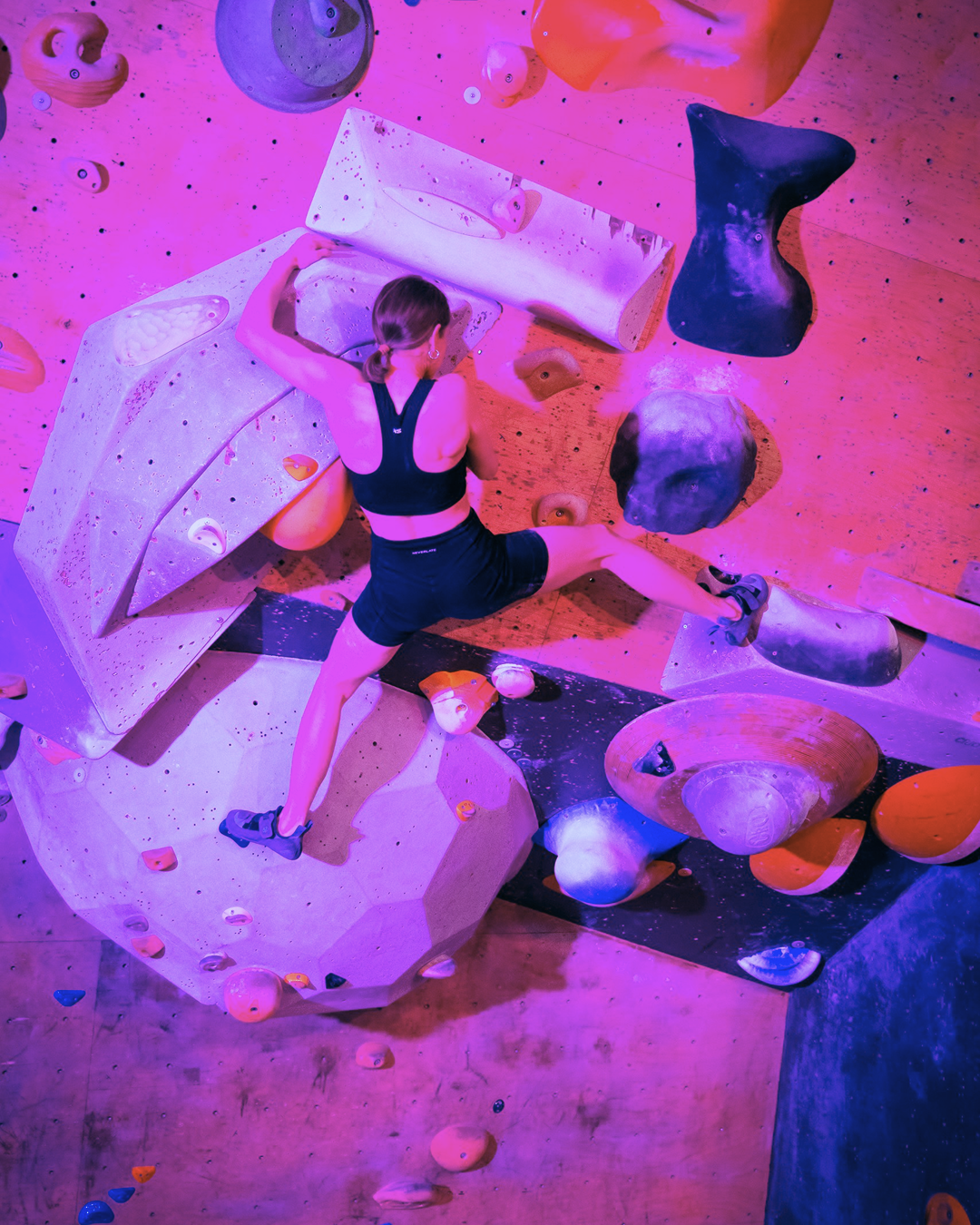 Скалолазание под цветной фиолетовый свет на Climbing Rave RAS — боулдеринг + диджей-сет